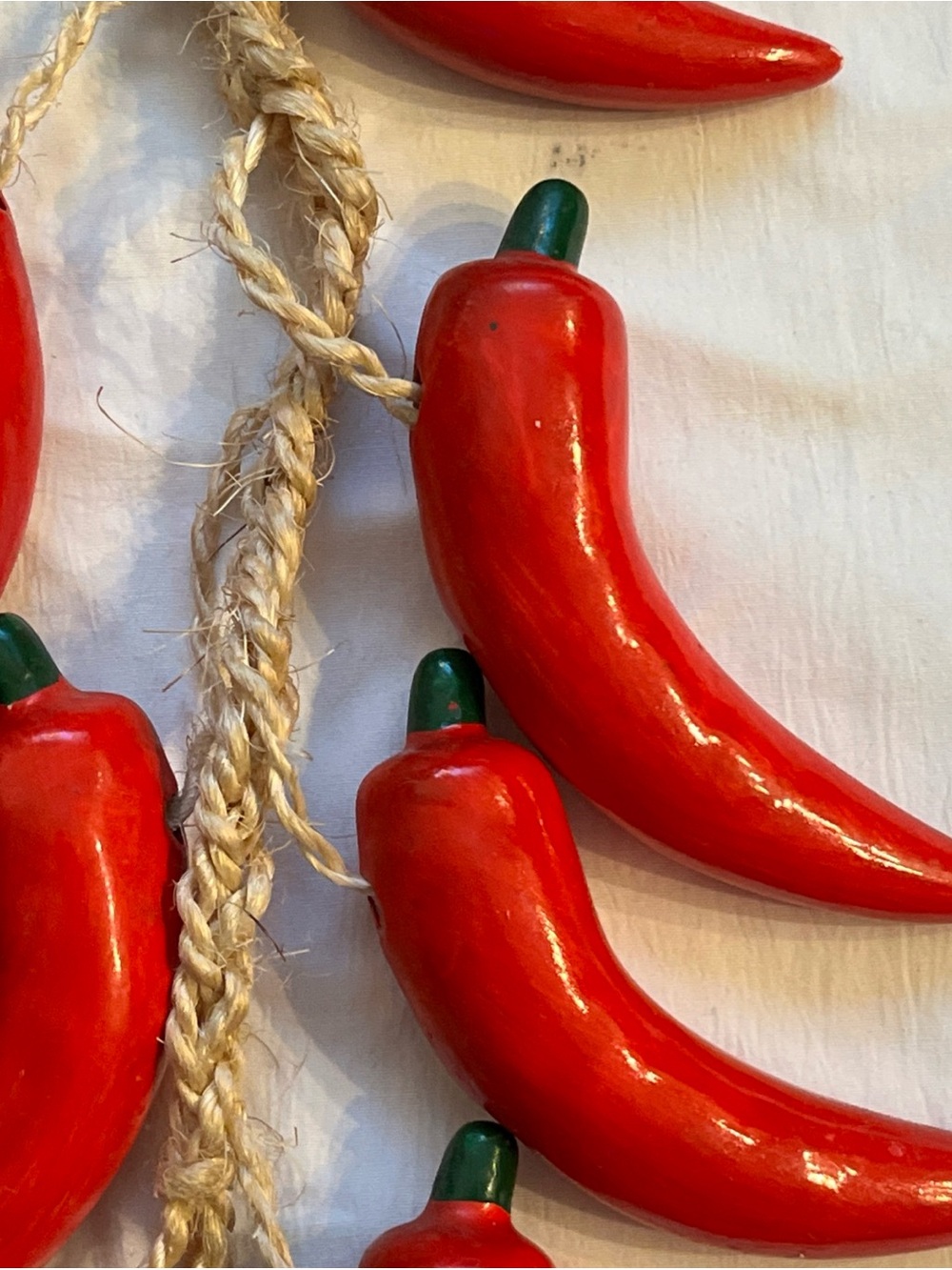 Vintage Ceramic Red Chili Peppers Jalapeños 10 Peppers ~5" Long Jute Rope 17" - Picture 4 of 6